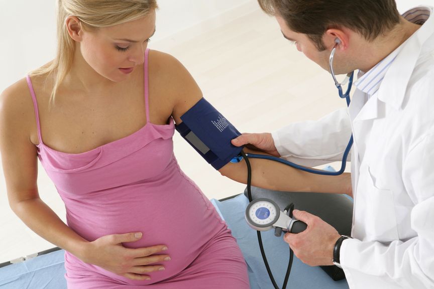 Schwangere bei der Blutdruckkontrolle