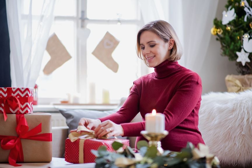 Frau packt Geschenke ein