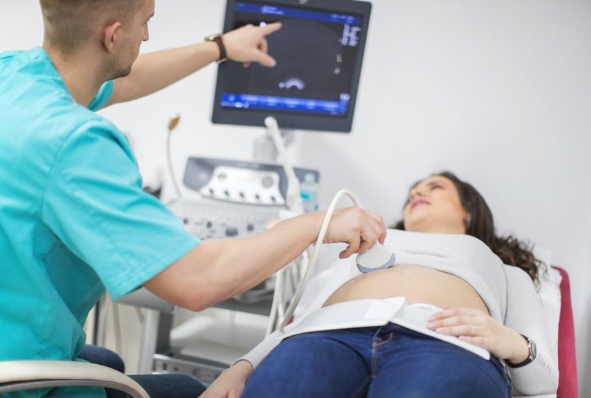Arzt erklärt Ultraschall auf Bildschirm