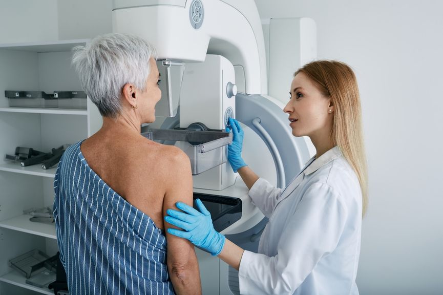 Medizinische Fachfrau führt bei einer älteren Frau eine Mammografie durch