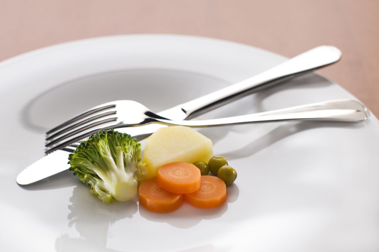 Gemüse und Besteck auf einem Teller