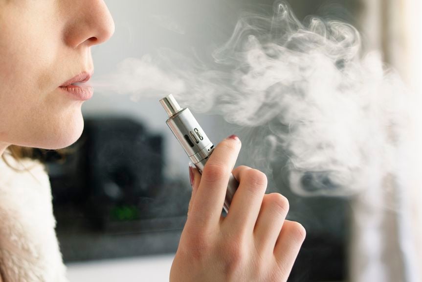 Frauenprofil und E-Zigarette
