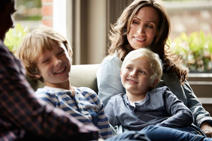 Familie auf dem Sofa