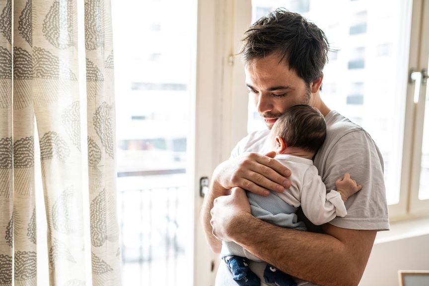 Nachdenklicher Vater mit Neugeborenem