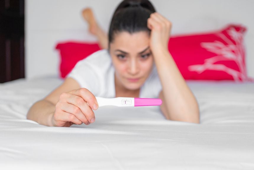 Frau mit Schwangerschaftstest