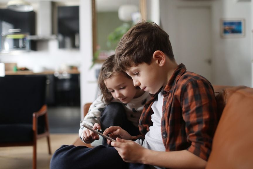 Zwei Kinder mit Tablet