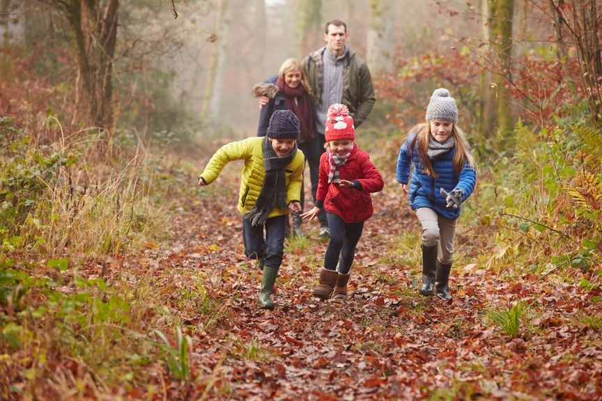 Familie im Herbst im Wald