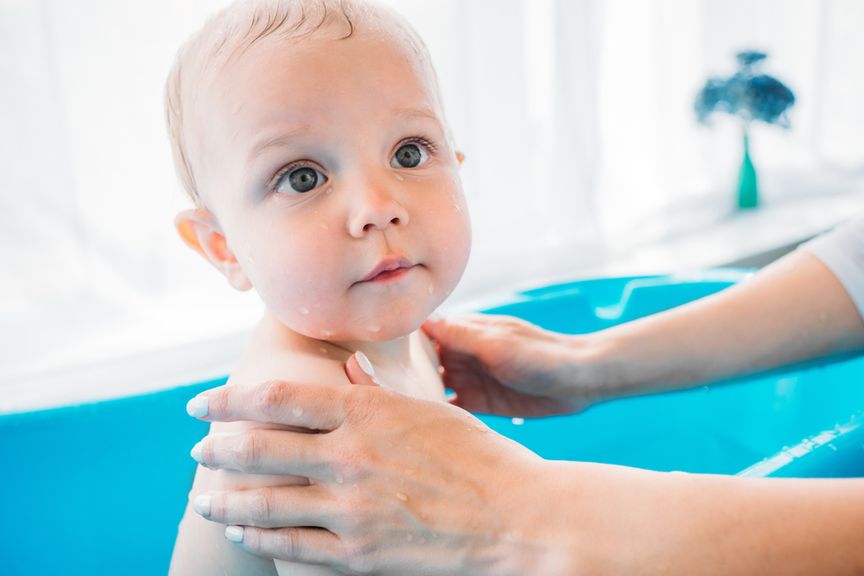 Baby in Badewanne
