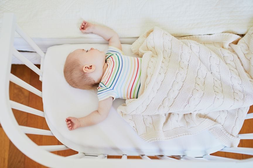 Baby schläft in Beistellbett