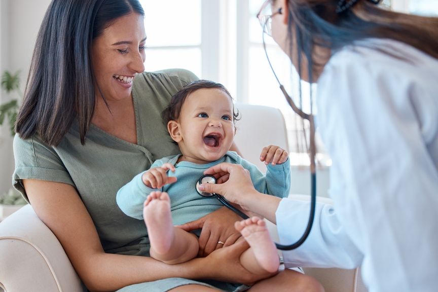 Fröhliches Baby bei der Kinderärztin