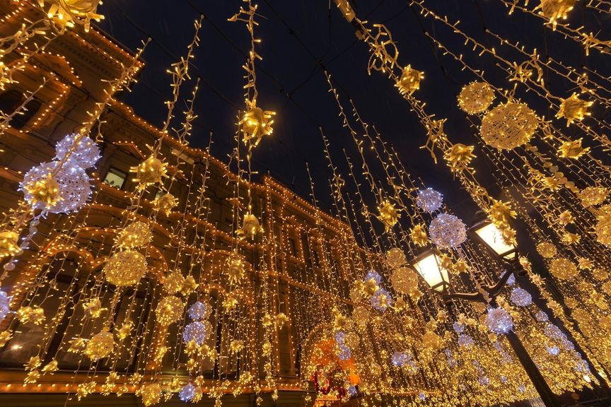 Weihnachtsbeleuchtung in einer Stadt