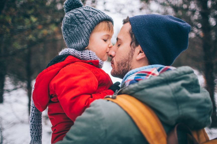 Kind küsst Vater auf die Nase