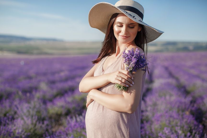 Schwangere im Lavendelfeld 