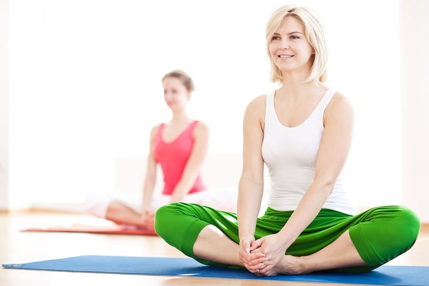 Zwei Frauen beim Yoga