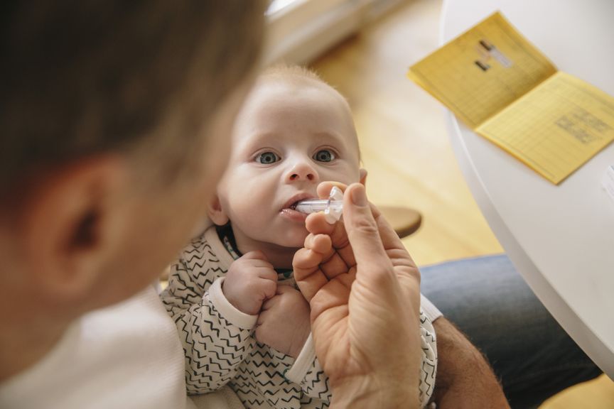 Säugling bekommt eine Schluckimpfung
