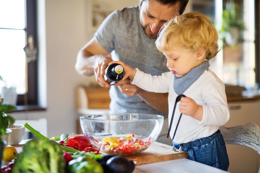 Vater und Sohn machen gemeinsam einen Gemüsesalat