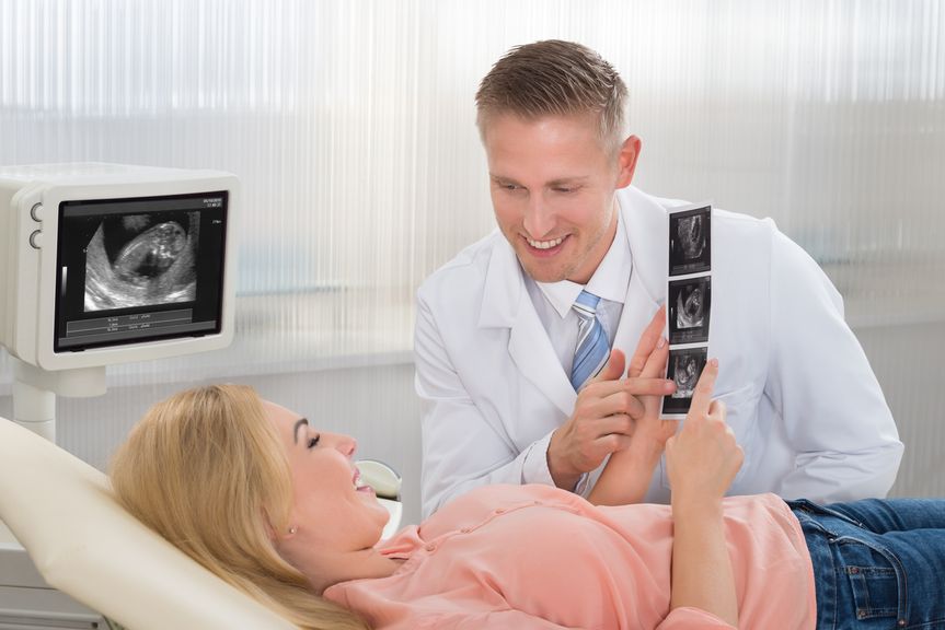 Arzt erklärt die Ultraschallbilder