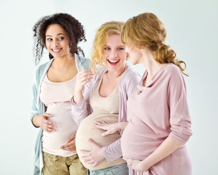Drei fröhliche Schwangere