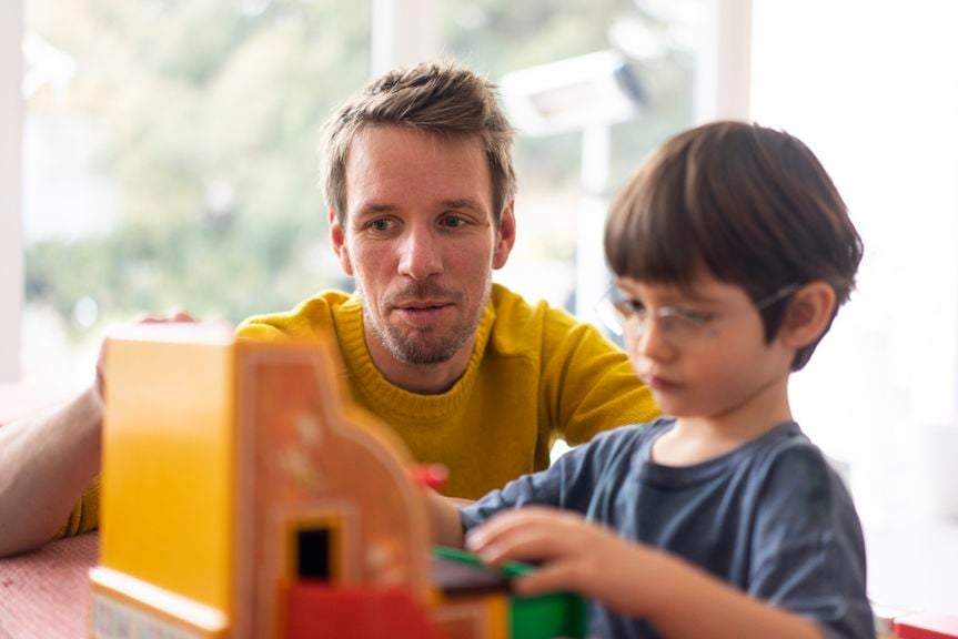 Vater spielt mit Sohn