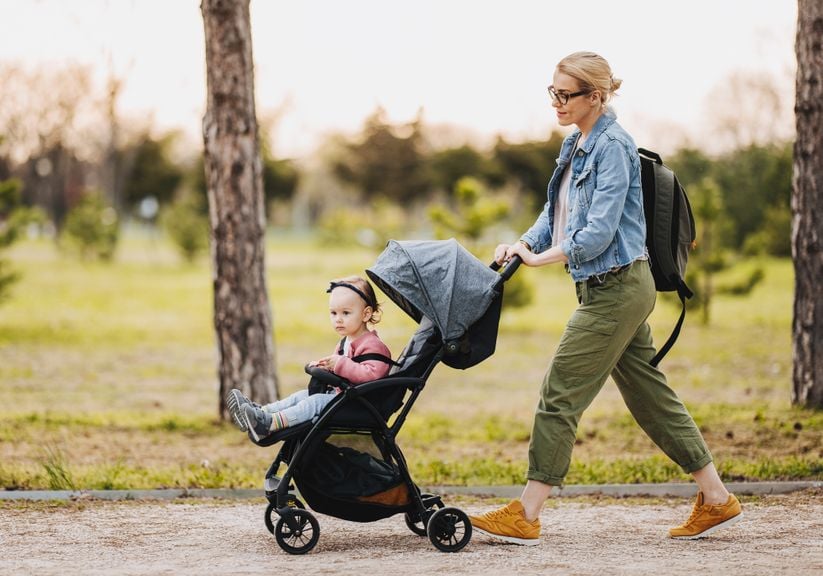 Frau schiebt den Buggy