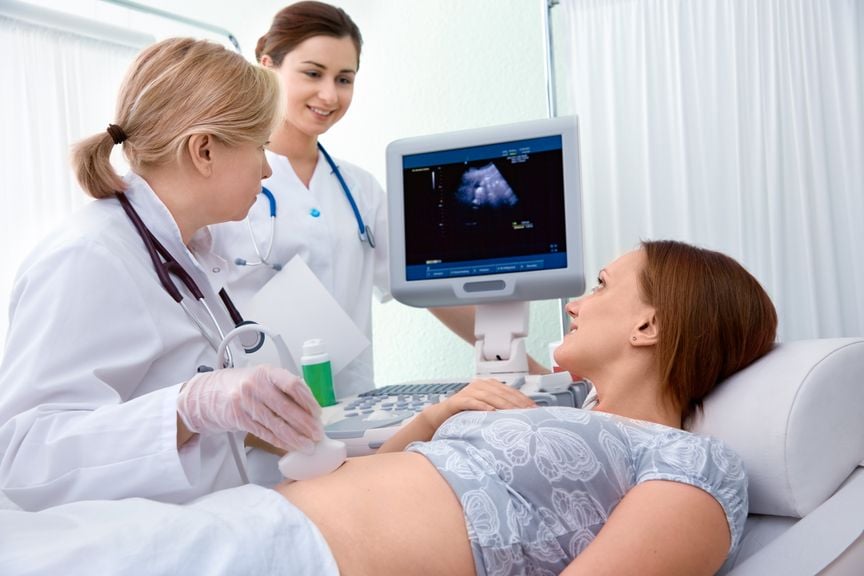 Schwangere bei der Vorsorge mit Ultraschall