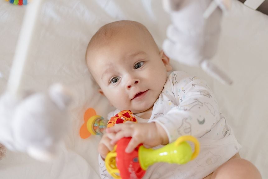 Baby spielt mit Rasseln
