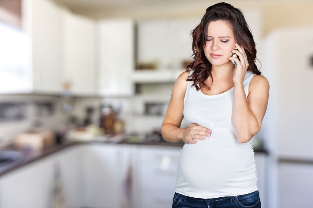 Schwangere mit Wehen telefoniert