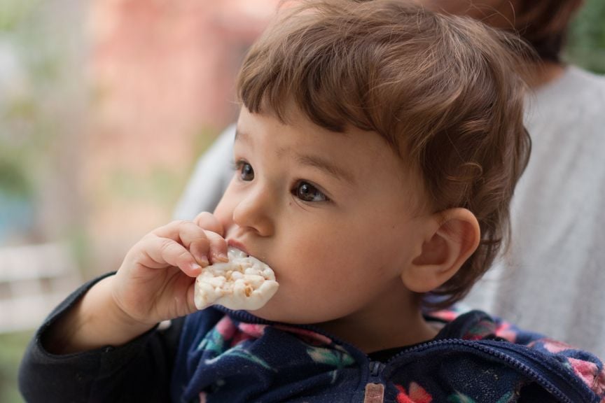 Kind isst eine Reiswaffel