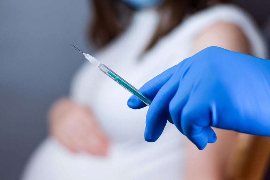 Schwangere wird geimpft