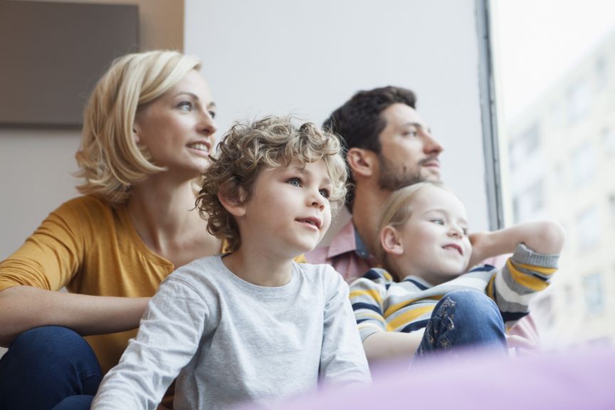 Familie sitzt am Fenster