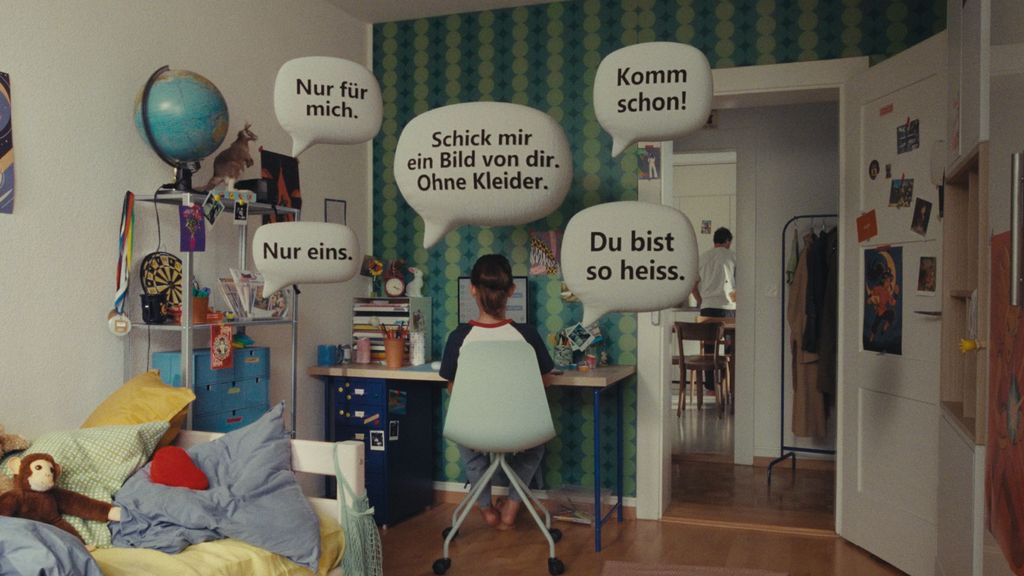 Kind sitzt am Computer und ist von Sprechblasen umgeben