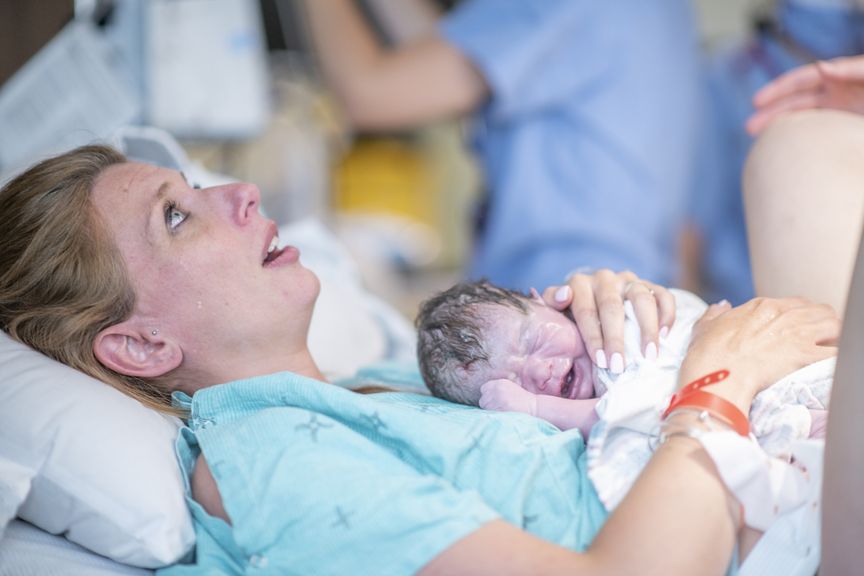 Mutter und Neugeborenes direkt nach der Geburt