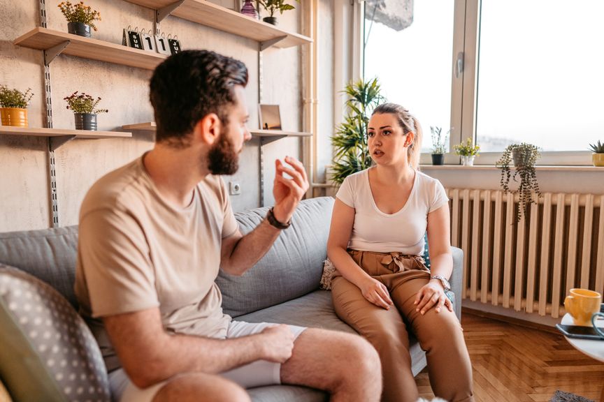 Paar diskutiert auf dem Sofa