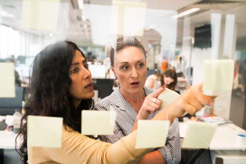 Zwei Frauen organisieren ihren Job