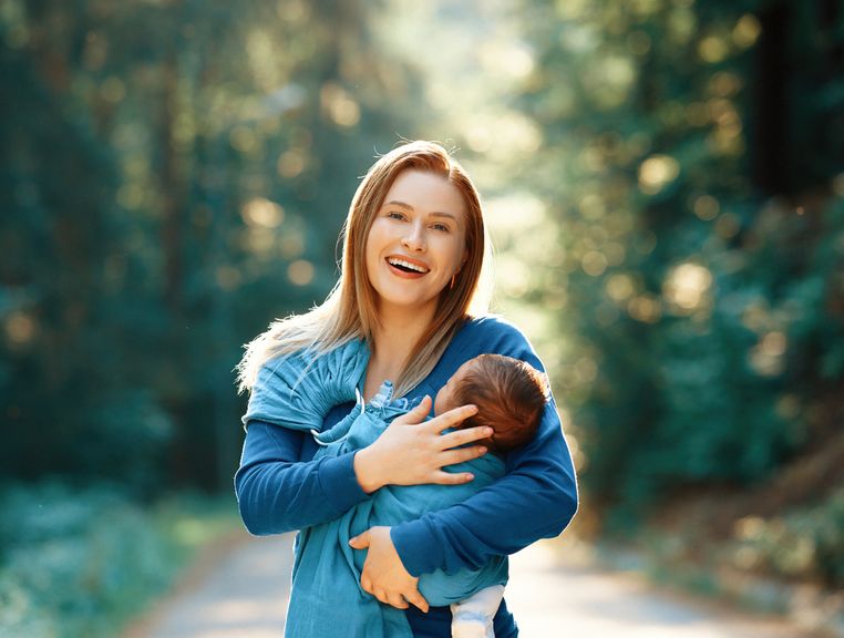 Mutter mit Baby im Tragetuch