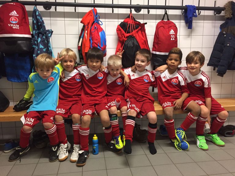 Kinder im Fussballdress in der Garderobe