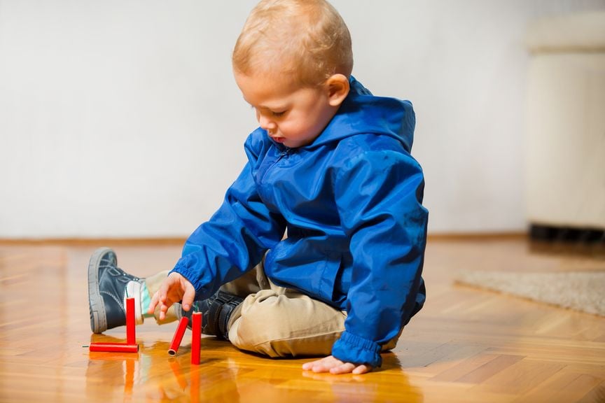 Kind spielt mit Feuerwerkskörpern