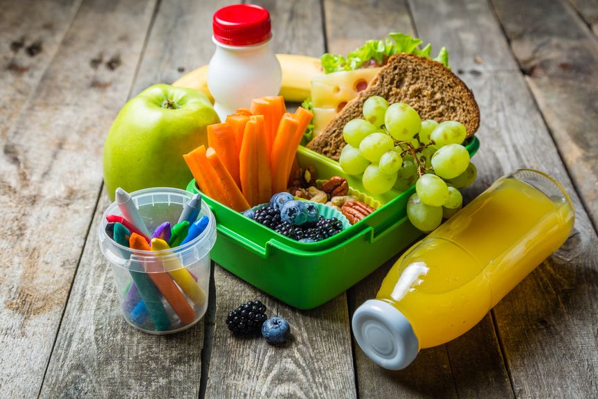 Lunchbox mit diversen Gemüse- und Obstsorten