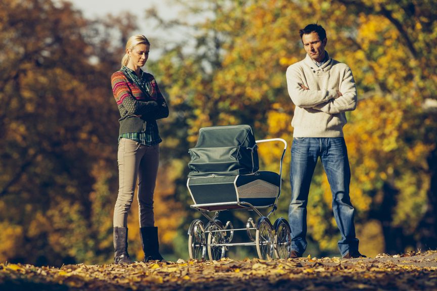 Paar im Konflikt mit Kinderwagen 