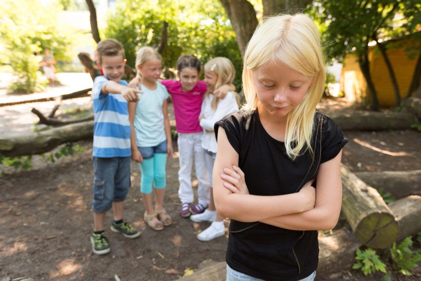 Gruppe Kinder zeigt auf ein einzelnes Kind