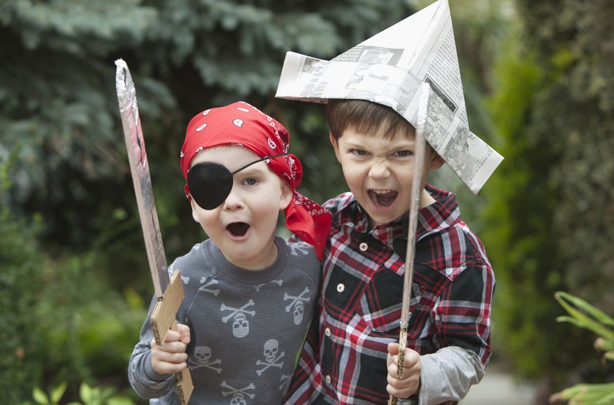 Zwei Jungen spielen Piraten