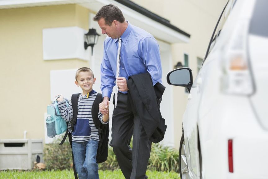 Vater bringt Kind mit Auto zur Schule