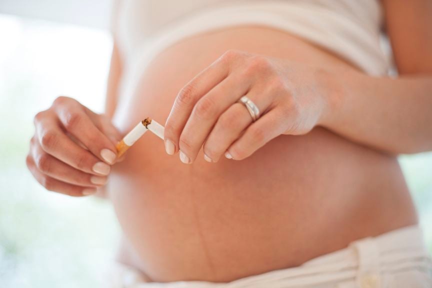 Schwangere zerbricht Zigarette