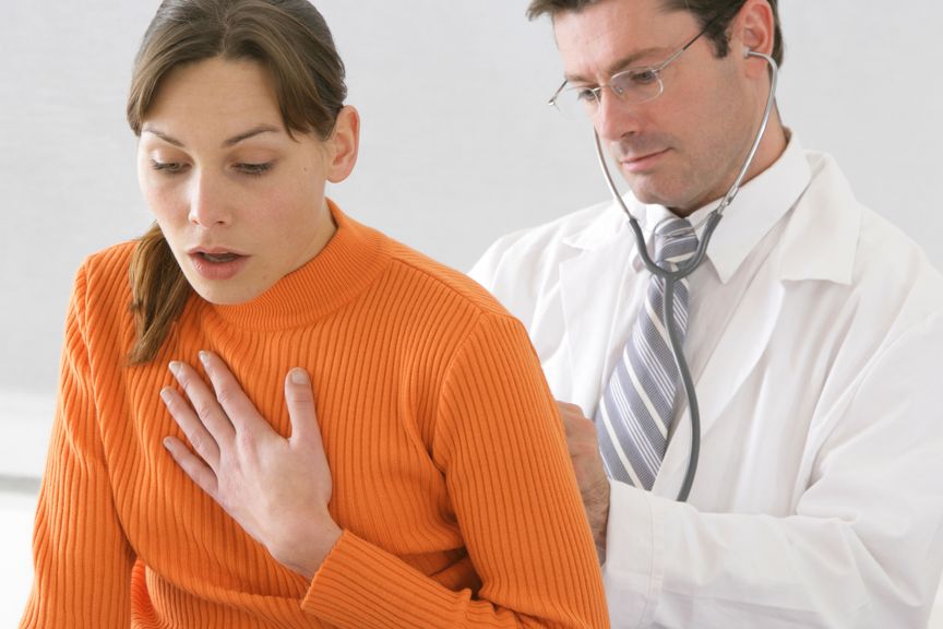 Arzt hört mit Stethoskop Lunge der Frau ab