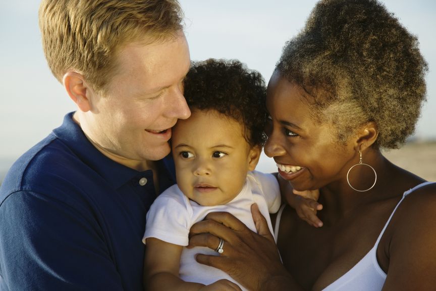 Multiethnische Familie mit Baby