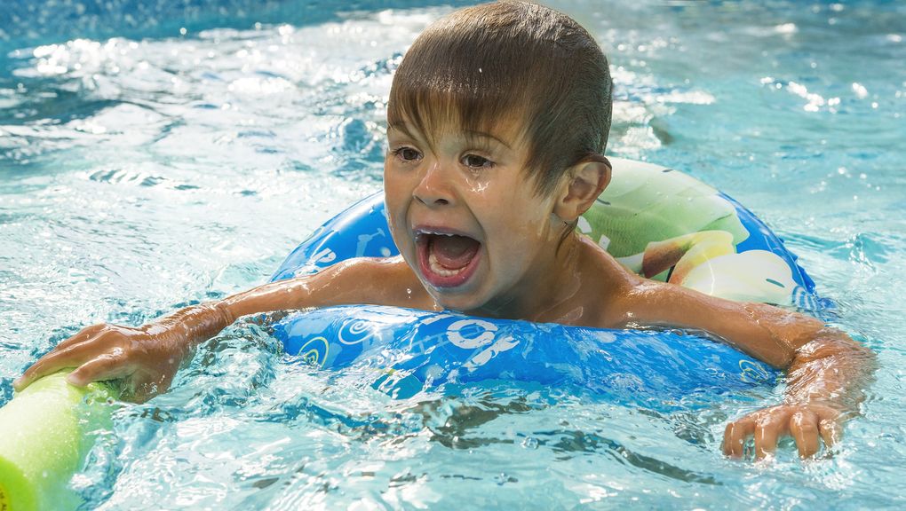 Junge im Wasser, der Angst hat