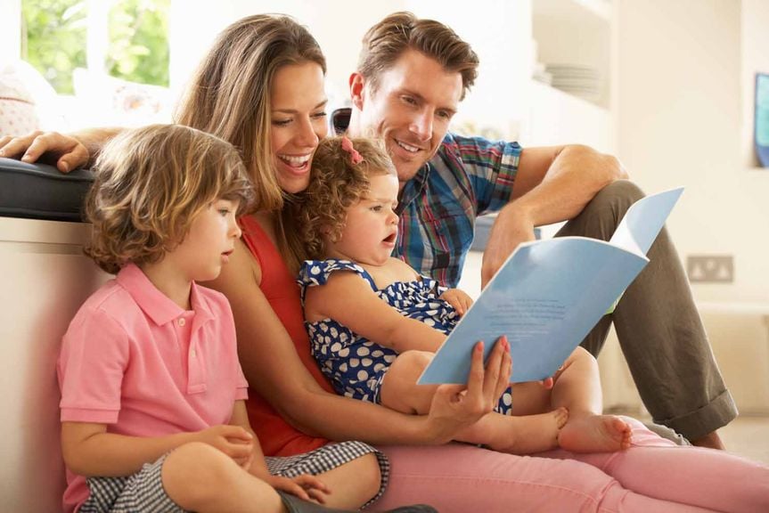 Eltern lesen den Kindern vor