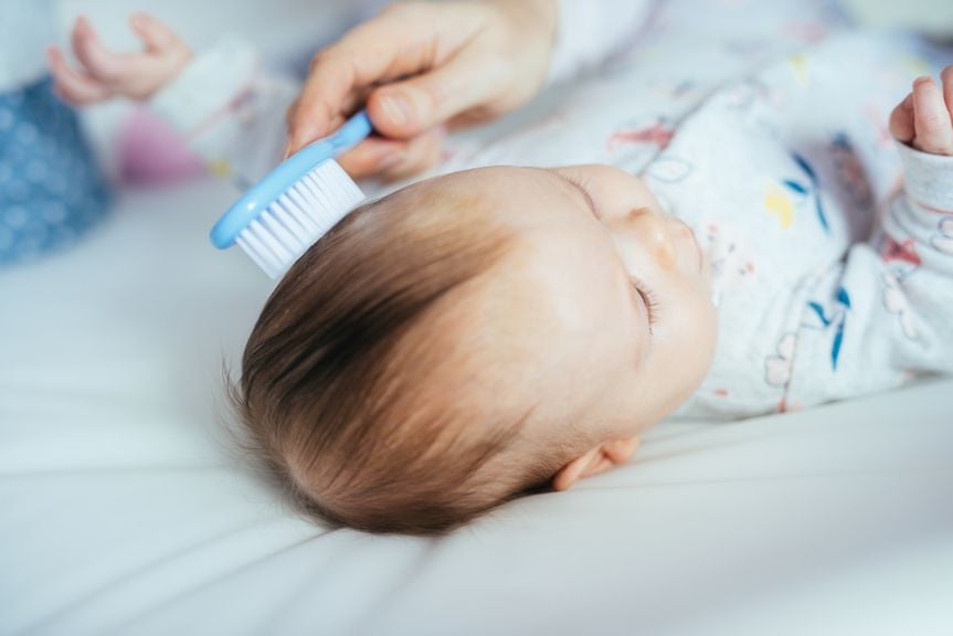 Wie wachsen Babyhaare? Der erste Haarschnitt swissmom