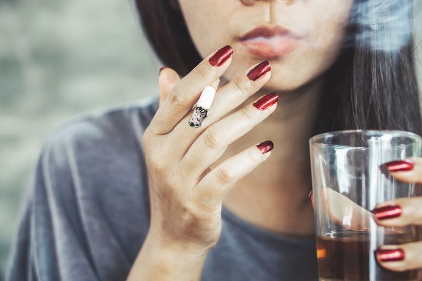 Frau mit Zigarette und Alkohol