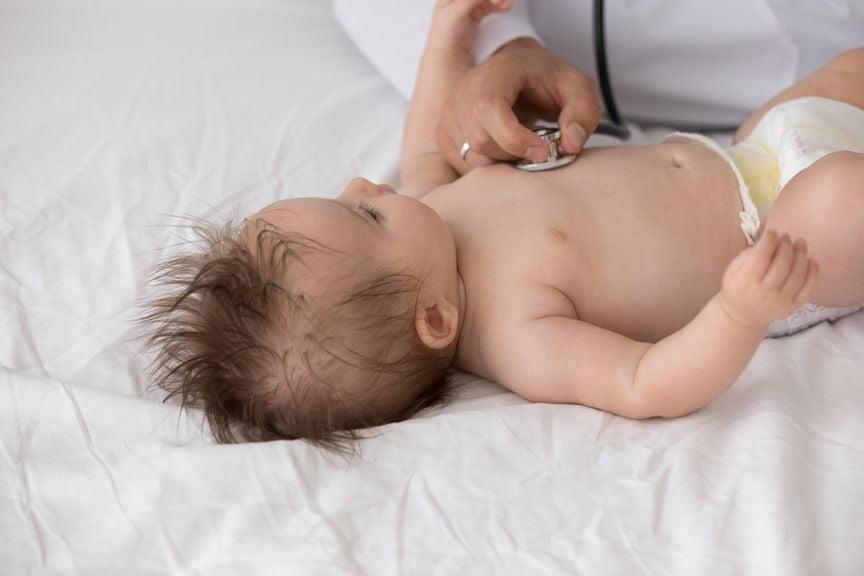 Baby wird mit Stethoskop abgehört